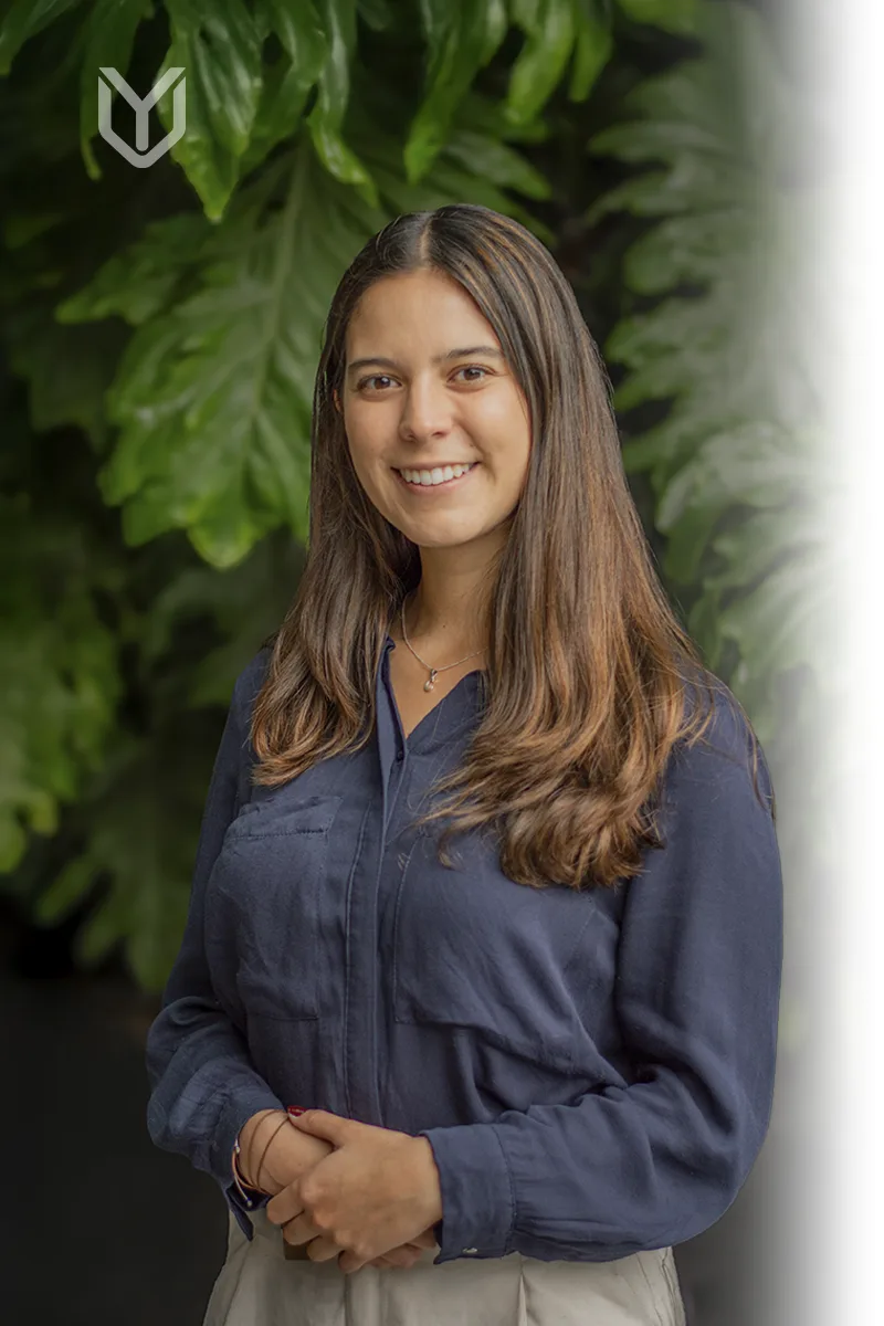 María Camila Londoño, abogada en Uribe Yáñez. Experta en derecho corporativo, contratos comerciales y protección de datos personales.