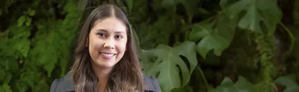 Daniela Serrano, abogada en Uribe Yáñez. Experta en derecho corporativo, propiedad intelectual y litigios comerciales.